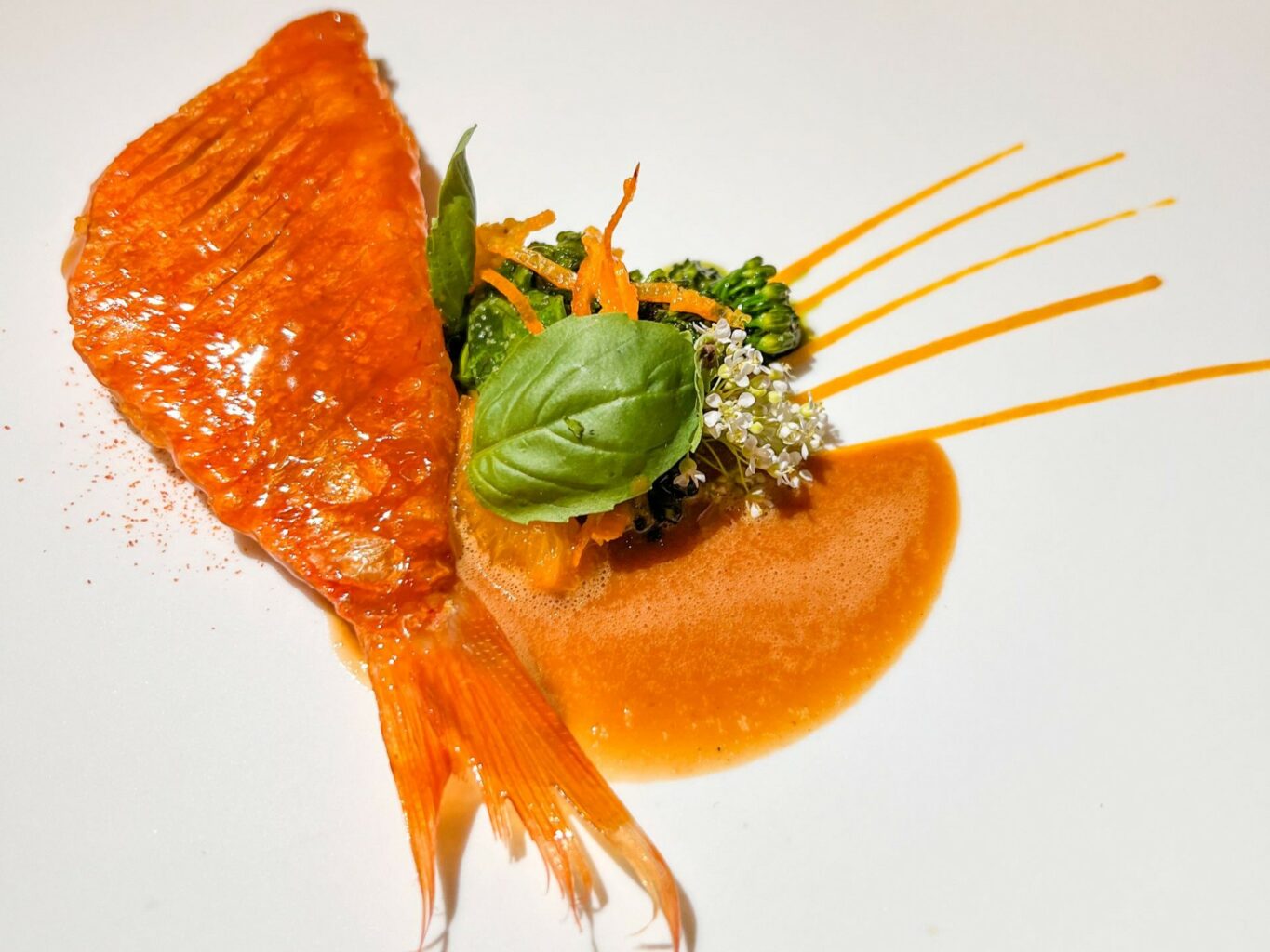 Triglia di scoglio, cime di rapa, arancia e mezcal del ristorante La Chèvre d'Or.