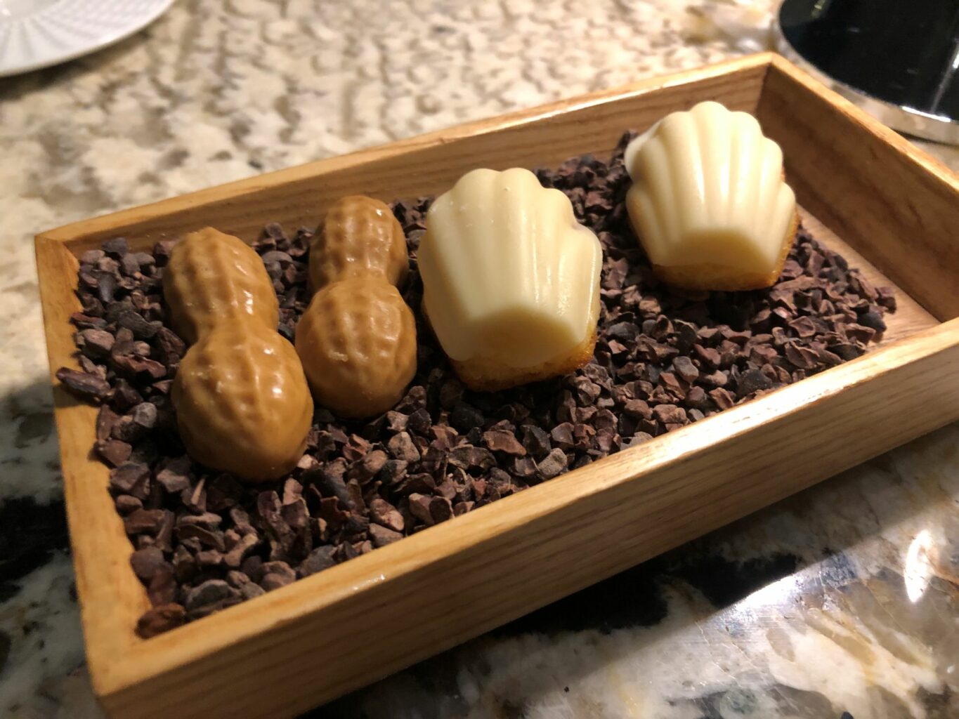 Petit fours: Pralinato alle arachidi e cioccolato e cioccolato bianco e yuzu.