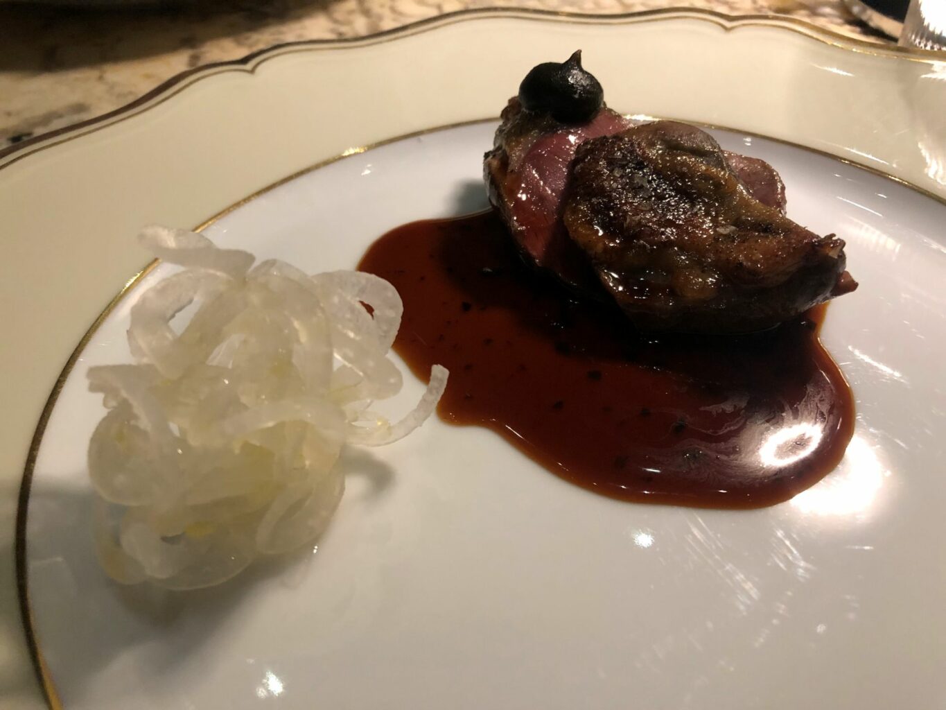 Piccione umbro alla robata, alga kombu confit, daikon marinato in aceto di riso e zucchero.