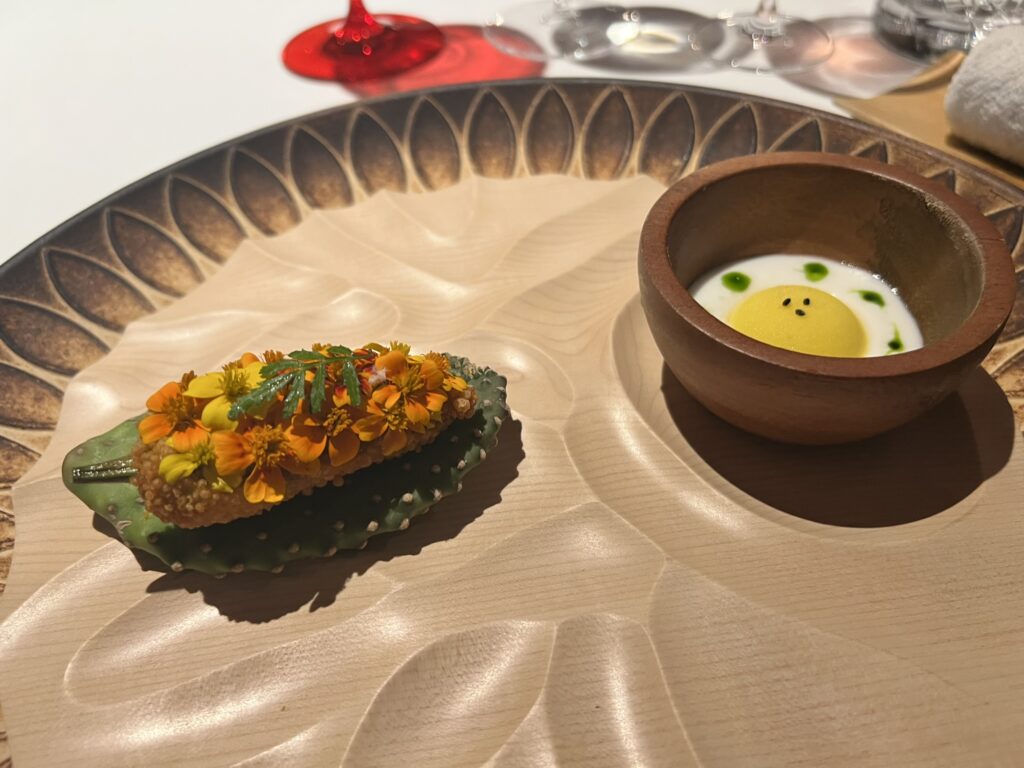 Peperone in salamoia e fritto, mandarino, gelato al curry e latticello.