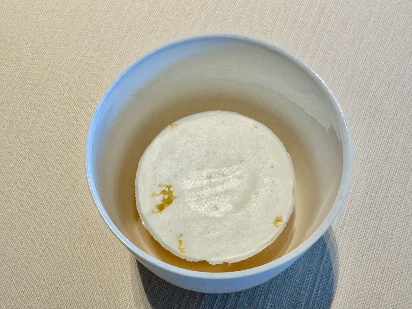 Cialda e assoluto di limone a mo’ di elegante sorbetto.