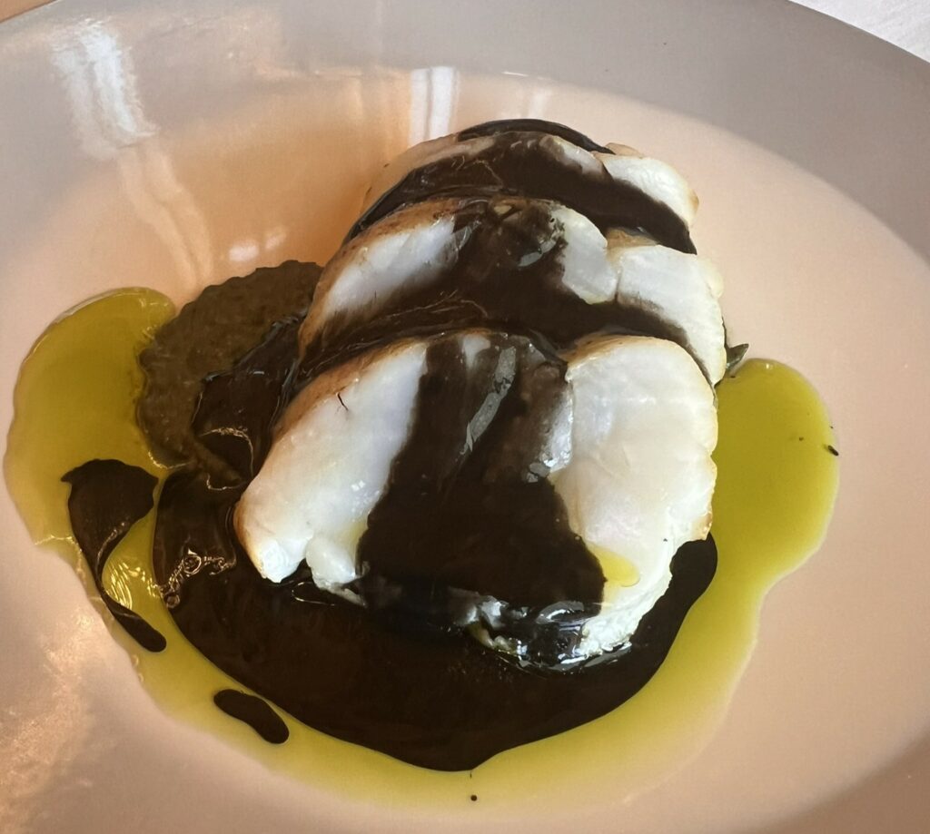 Rana pescatrice, seppie e alghe del ristorante Louis XV.