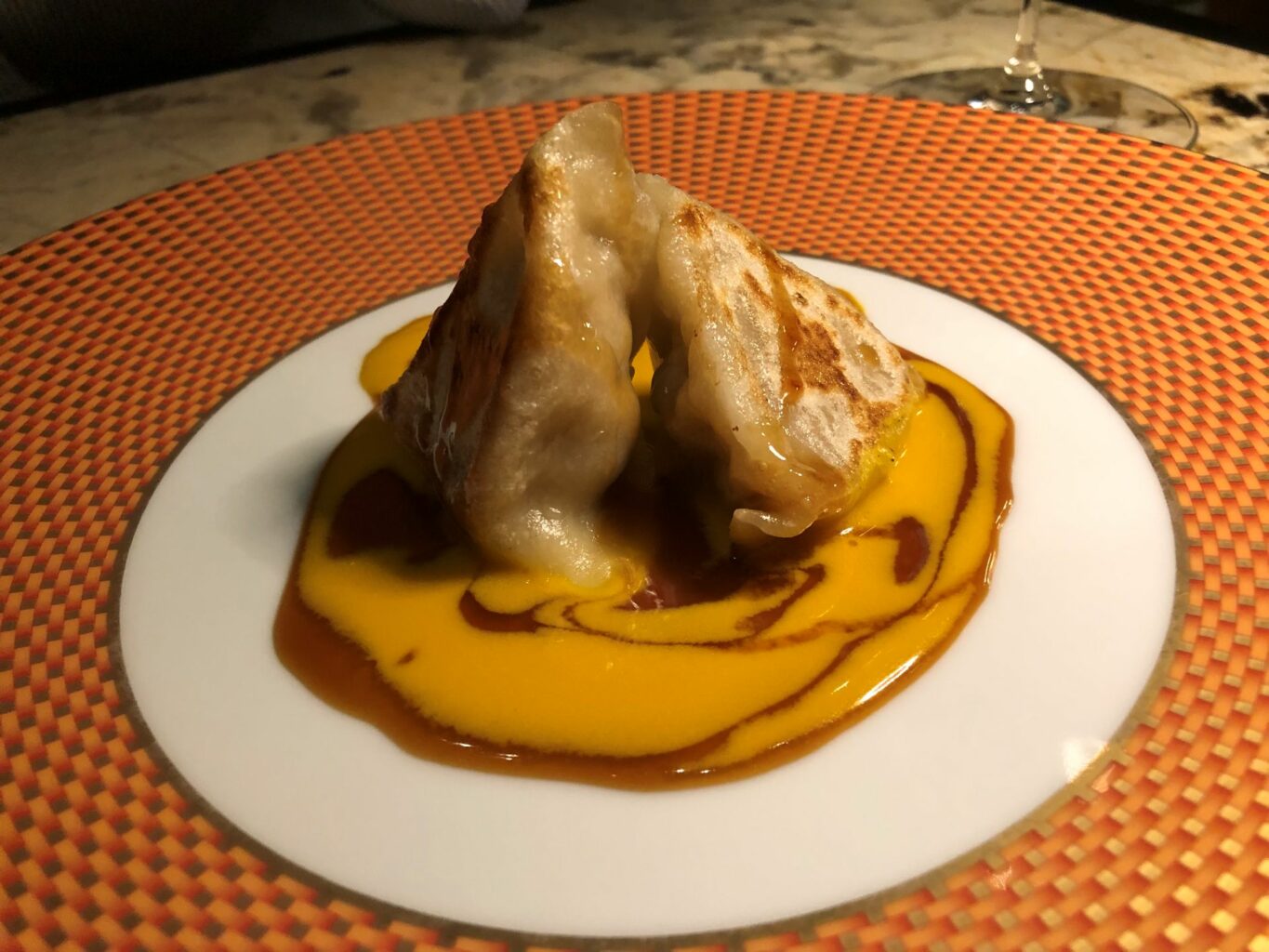 Ravioli milanesi con vitello e salsa allo zafferano.