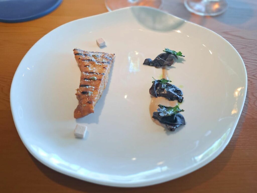 Trancio di razza ai carboni, fungo orecchio di giuda e tofu di mandorla de La MAdonnina del Pescatore.