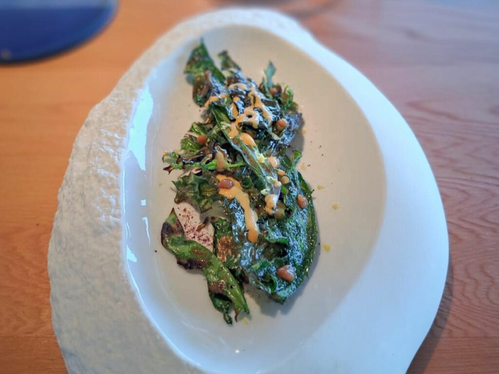 Ricci di mare, erbe bruciate e umeboshi de La Madonnina del Pescatore.