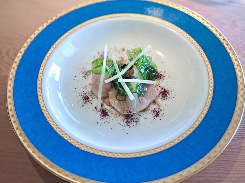 Ricciola, salsa di rosa canina, lattuga di mare caramellata de La Madonnina del Pescatore.