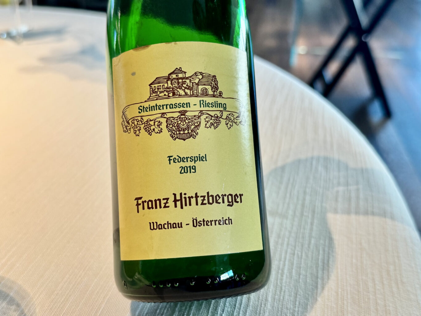 L’eleganza di un Riesling (100%) dalla bassa Austria, un vino bianco fresco e sapido.
