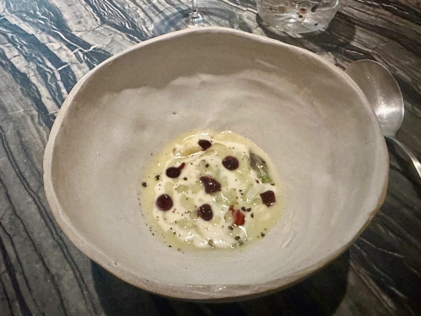 Riso, asparagi e salsa al porto del ristorante Matteo Grandi in Basilica.