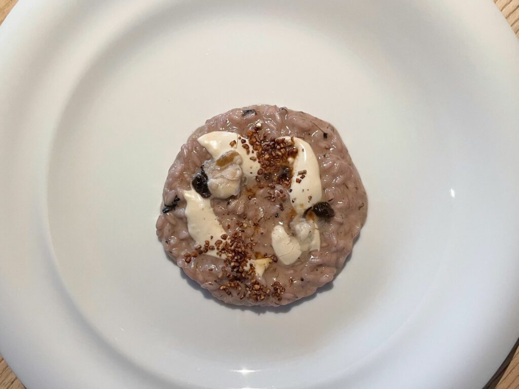 Risotto all’ananas nero – Primavera 2024 del ristorante Le Calandre.
