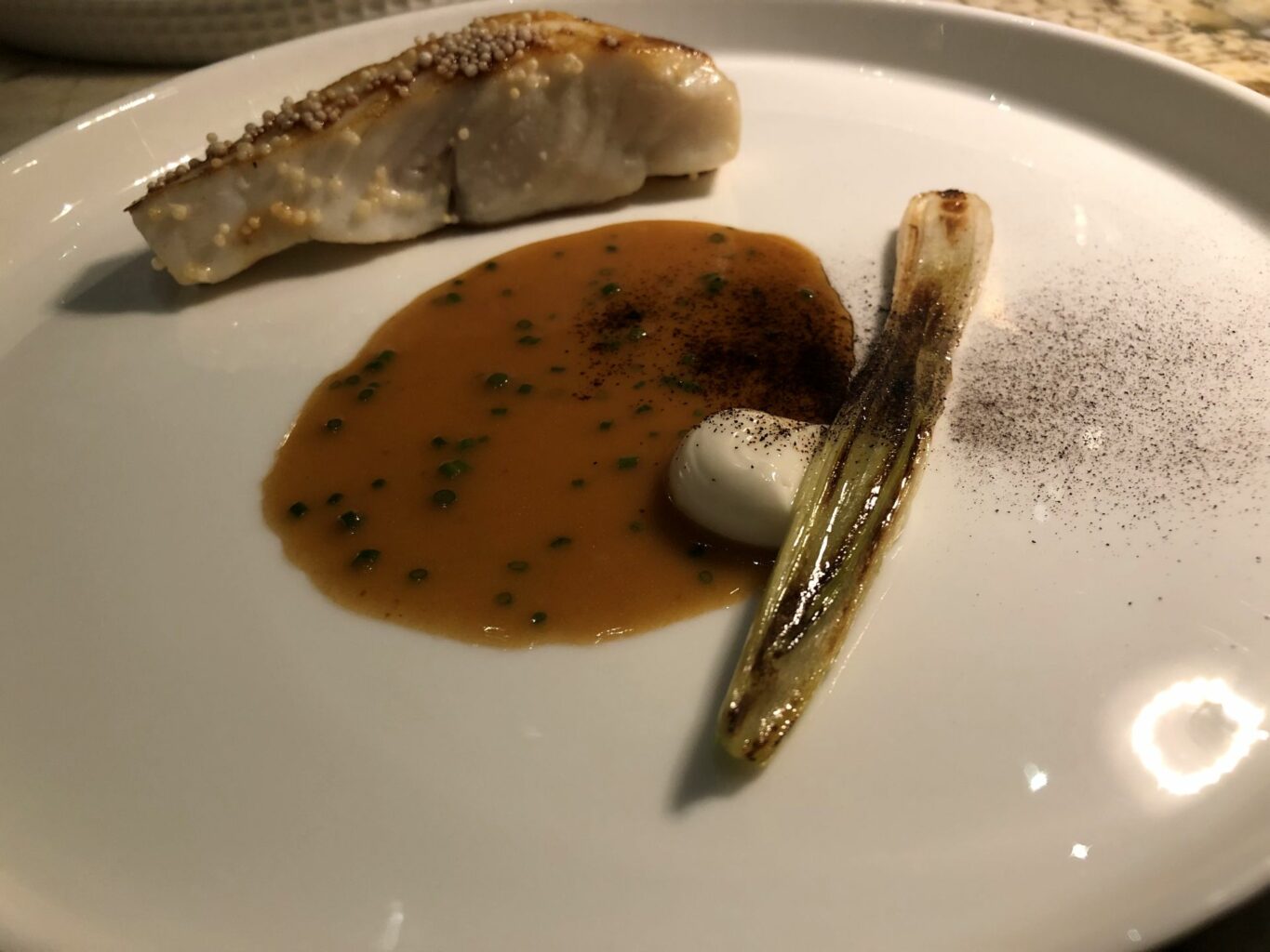 Rombo alla piastra, riso soffiato, miso rosso al beurre blanc, emulsione di pepe sansho, cipollotto alla robata.