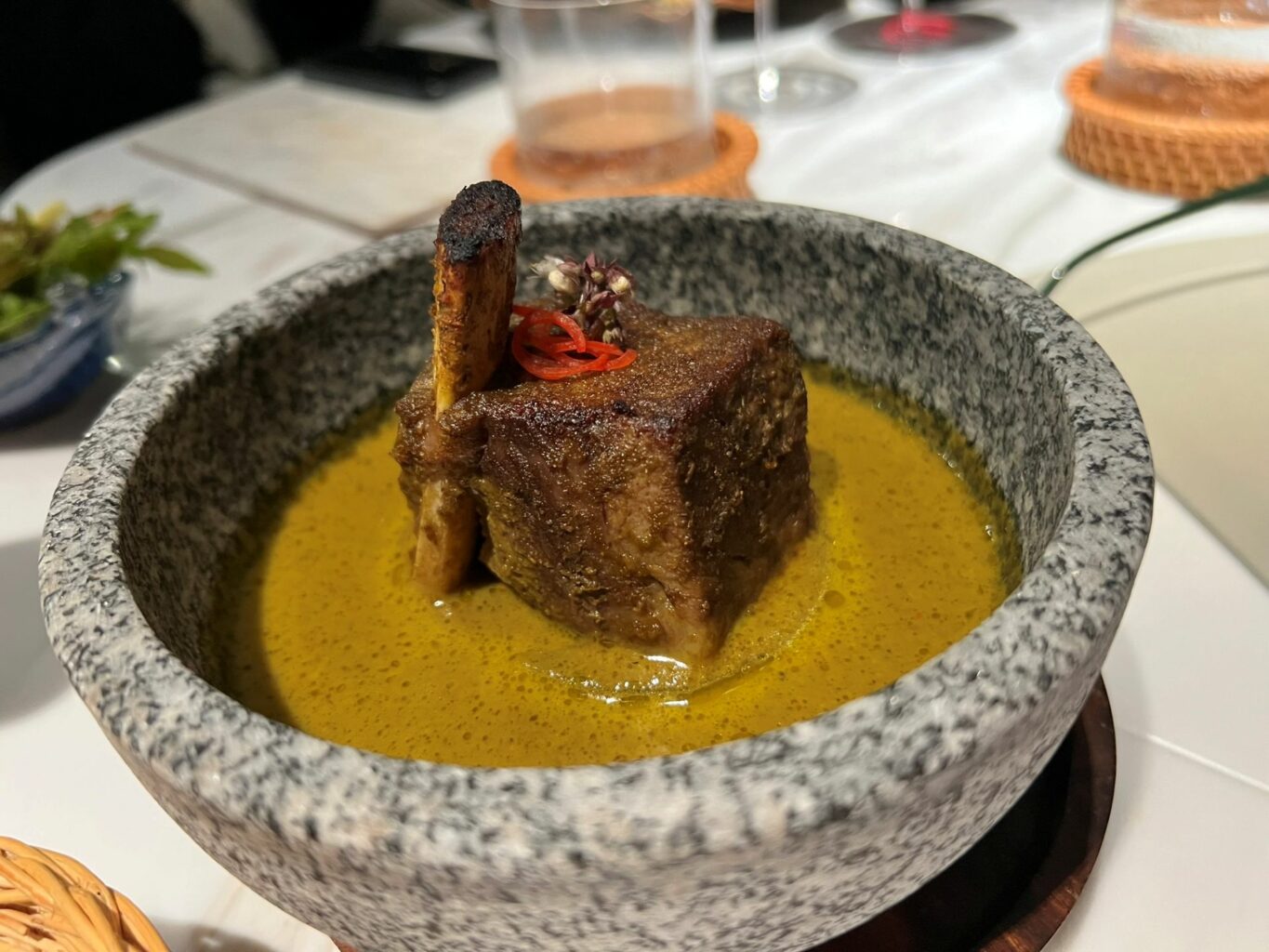 Manzo e salsa di curry verde del ristorante Sorn.
