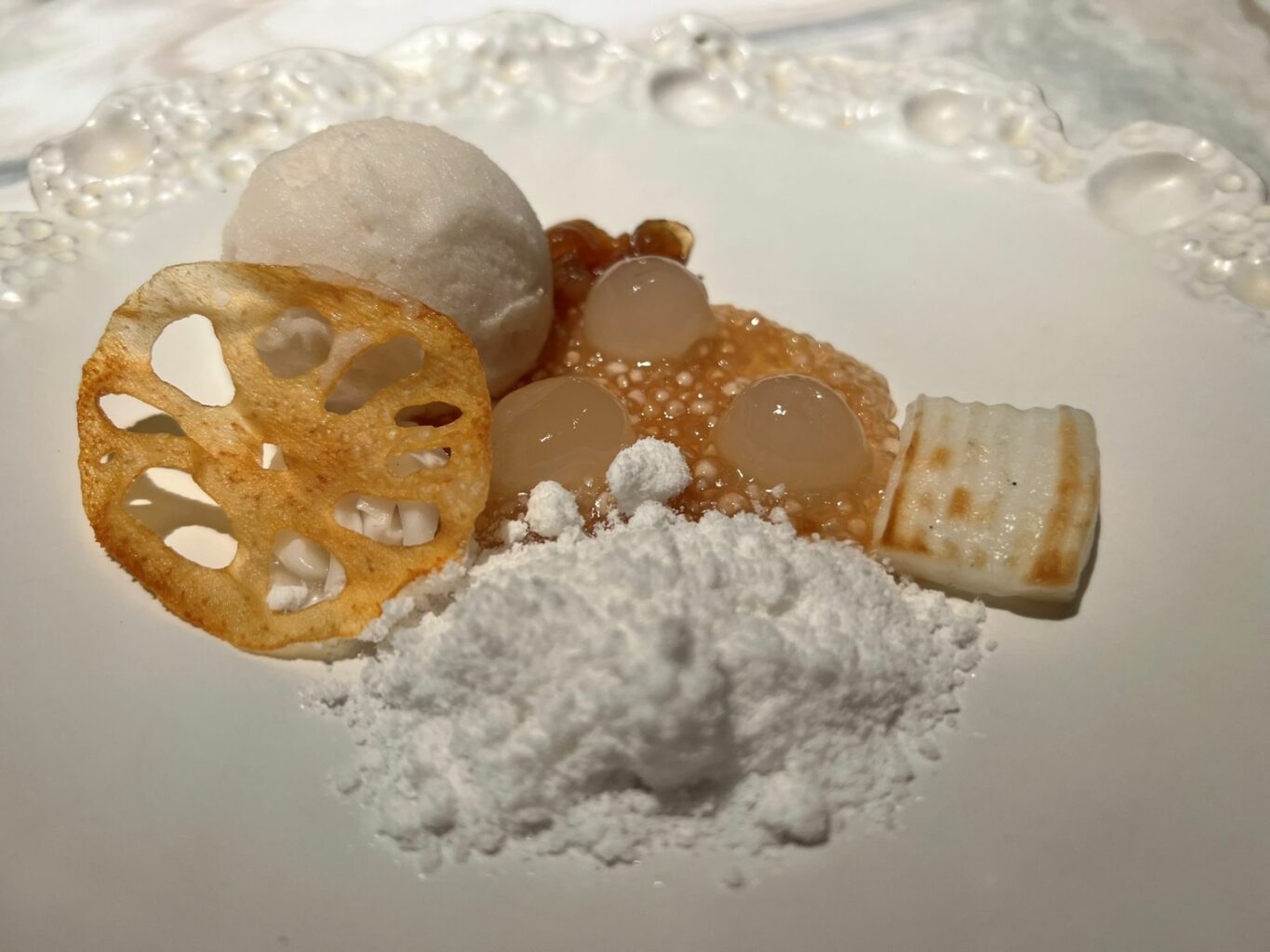 Sorbetto di Longan e polvere di cocco.
