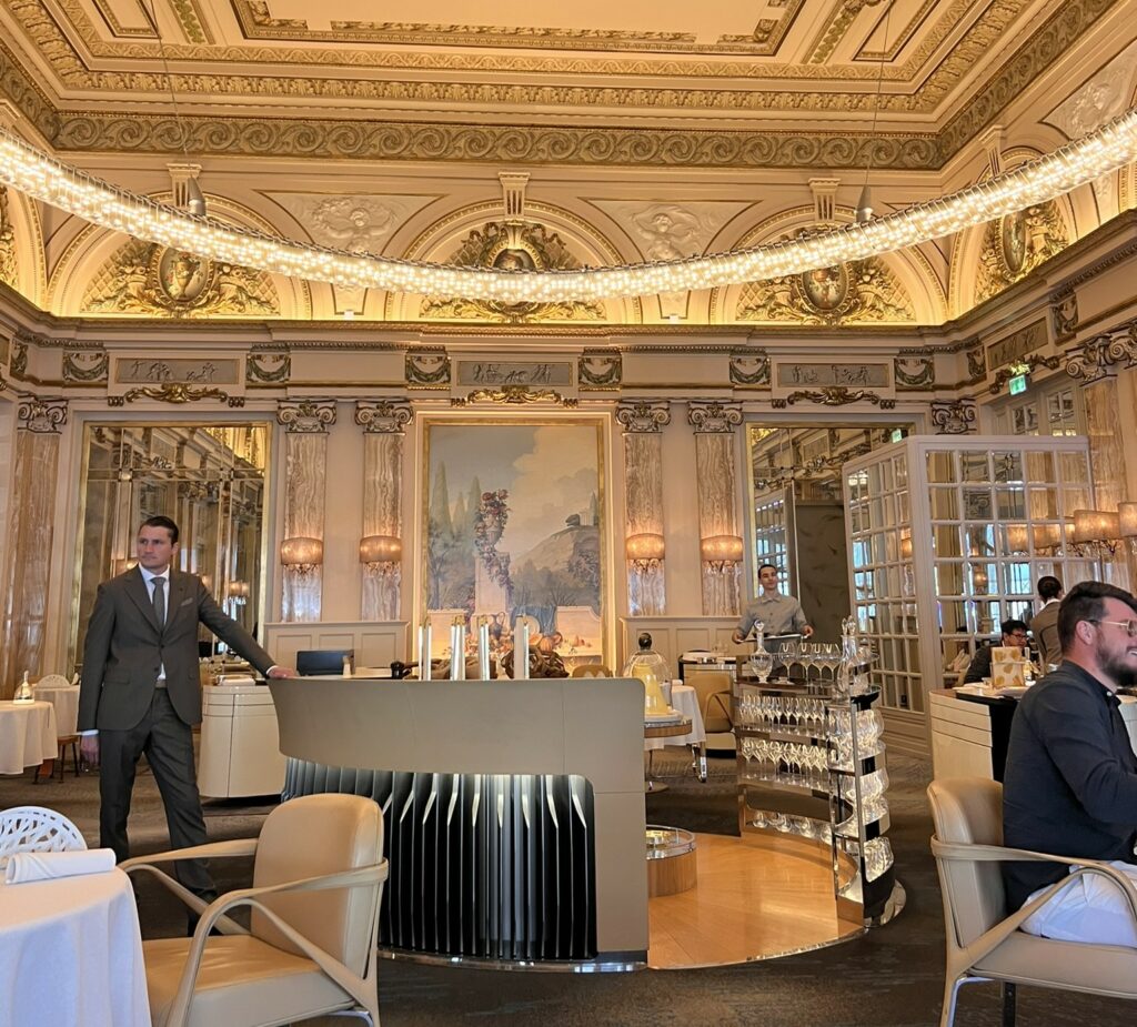 La sala del ristorante Louis XV