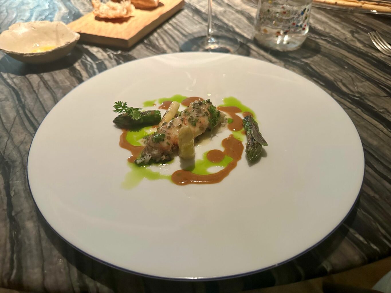 Scampo alla brace, beurre blanc ai bruscandoli, asparagi, salsa al cognac del ristorante Matteo grandi in Basilica.