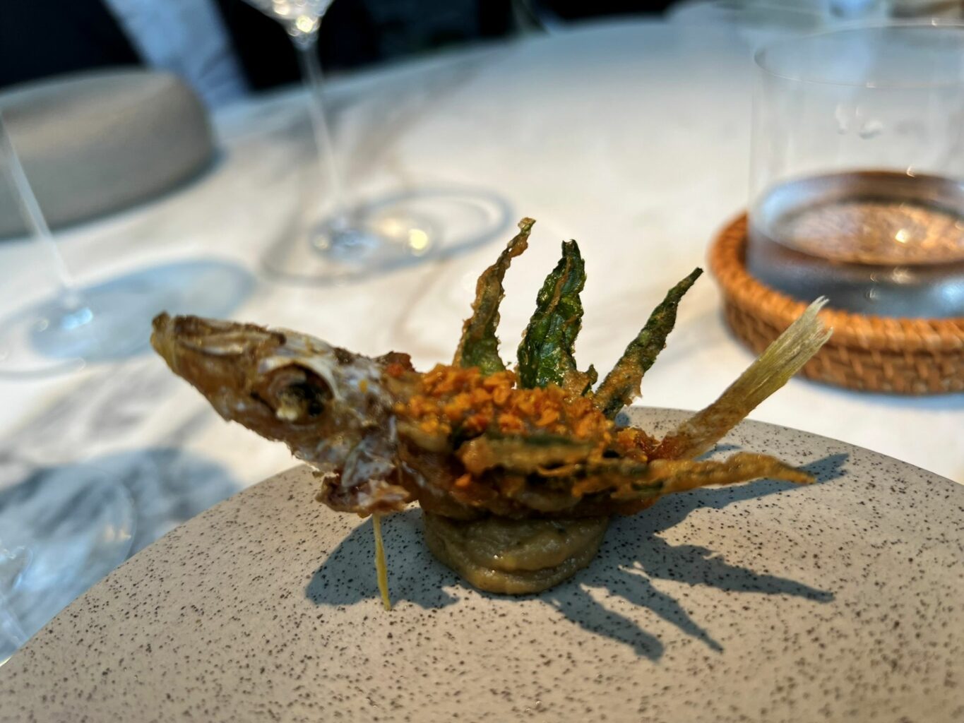 Sillago, curcuma, ming aralia e pasta di curry del ristorante Sorn.