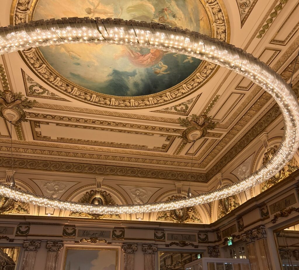 Il regale soffitto del ristorante Louis XV.