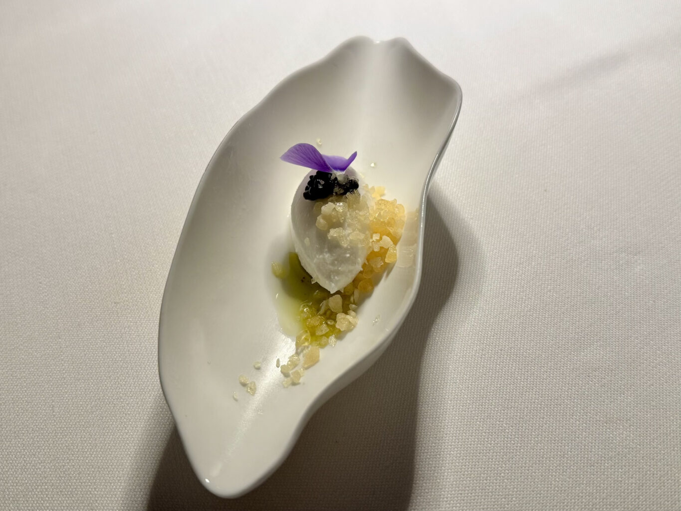 sorbetto al limone della Costiera Amalfitana, olio extra vergine al
finocchietto, vodka, caviale di storione italiano.
