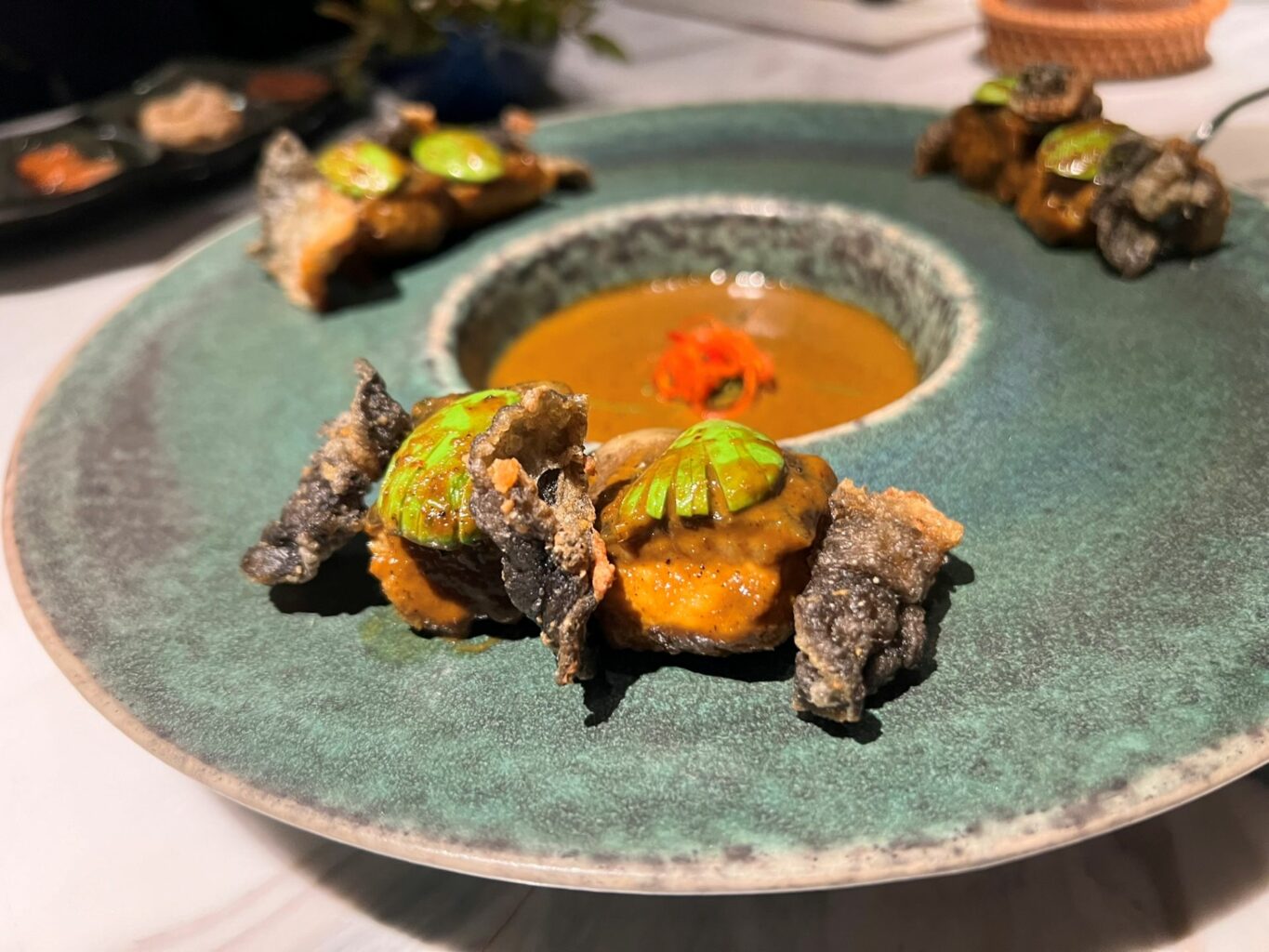 Coda di pesce gatto, fagioli sator e crema di curry.