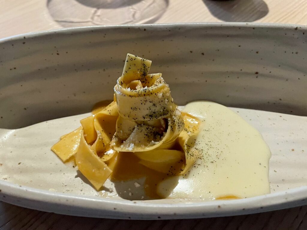 La tegliatella Suono n’uovo – Primavera 2024 del ristorante Le Calandre.