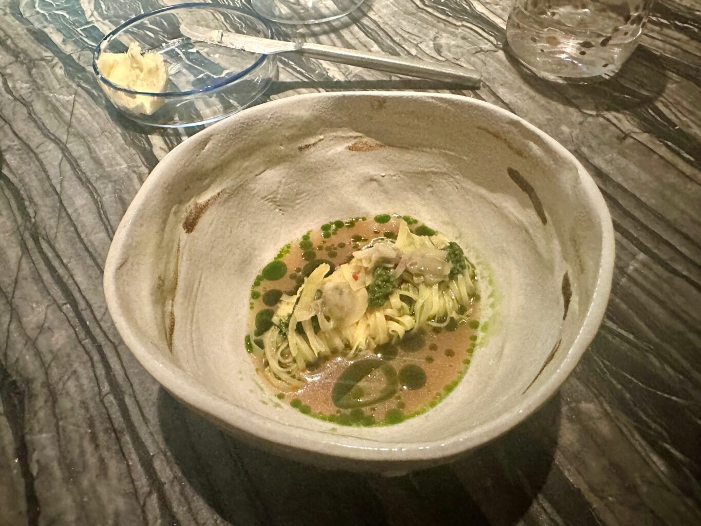 Tagliolini, vongole e lime fermentato del ristorante Matteo Grandi in Basilica.