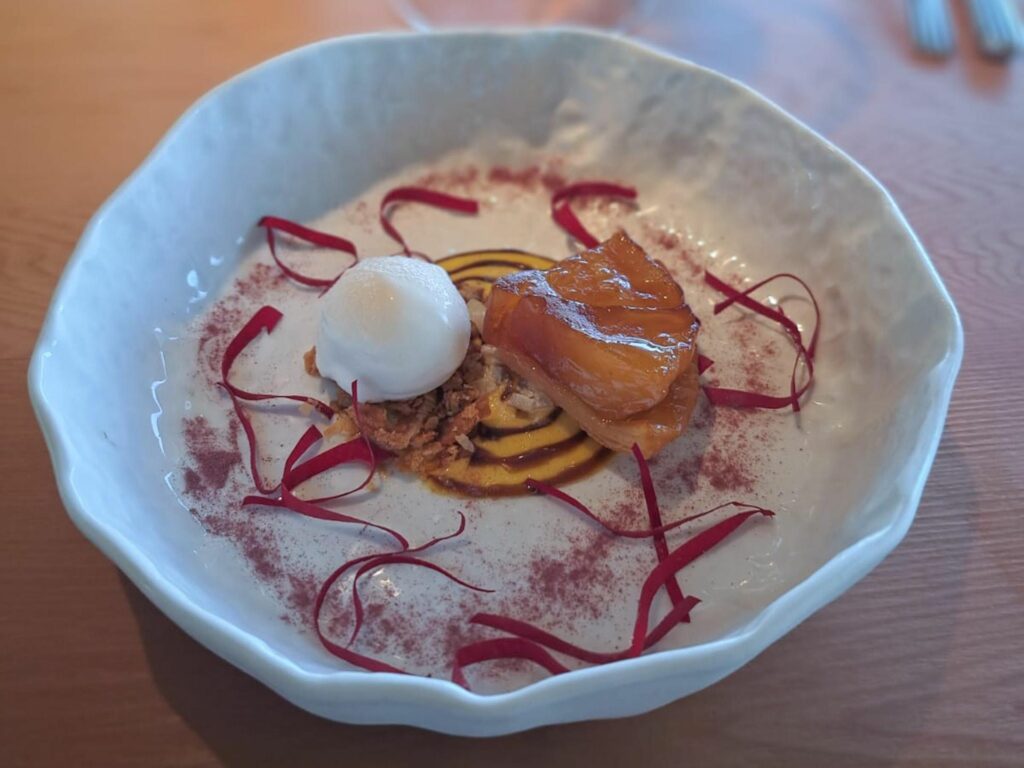 Tarte Tatin di sedano rapa, gelato alla rosa, crema inglese e marmellata all’aceto balsamico.