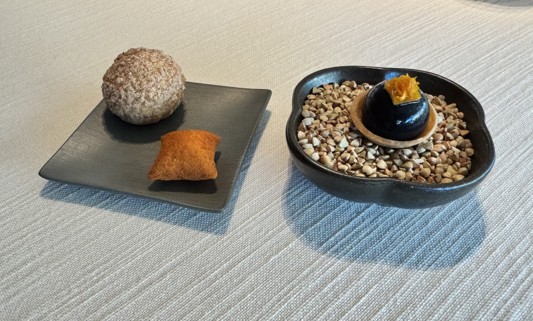 Patata soffiata, caprino e paprika, tartelletta oliva nera e arancia candita.