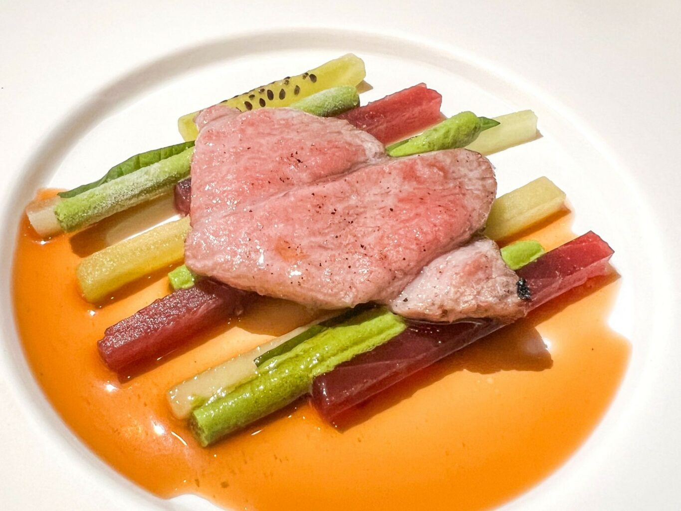 Tonno rosso, shiso, kiwi e cetriolo.