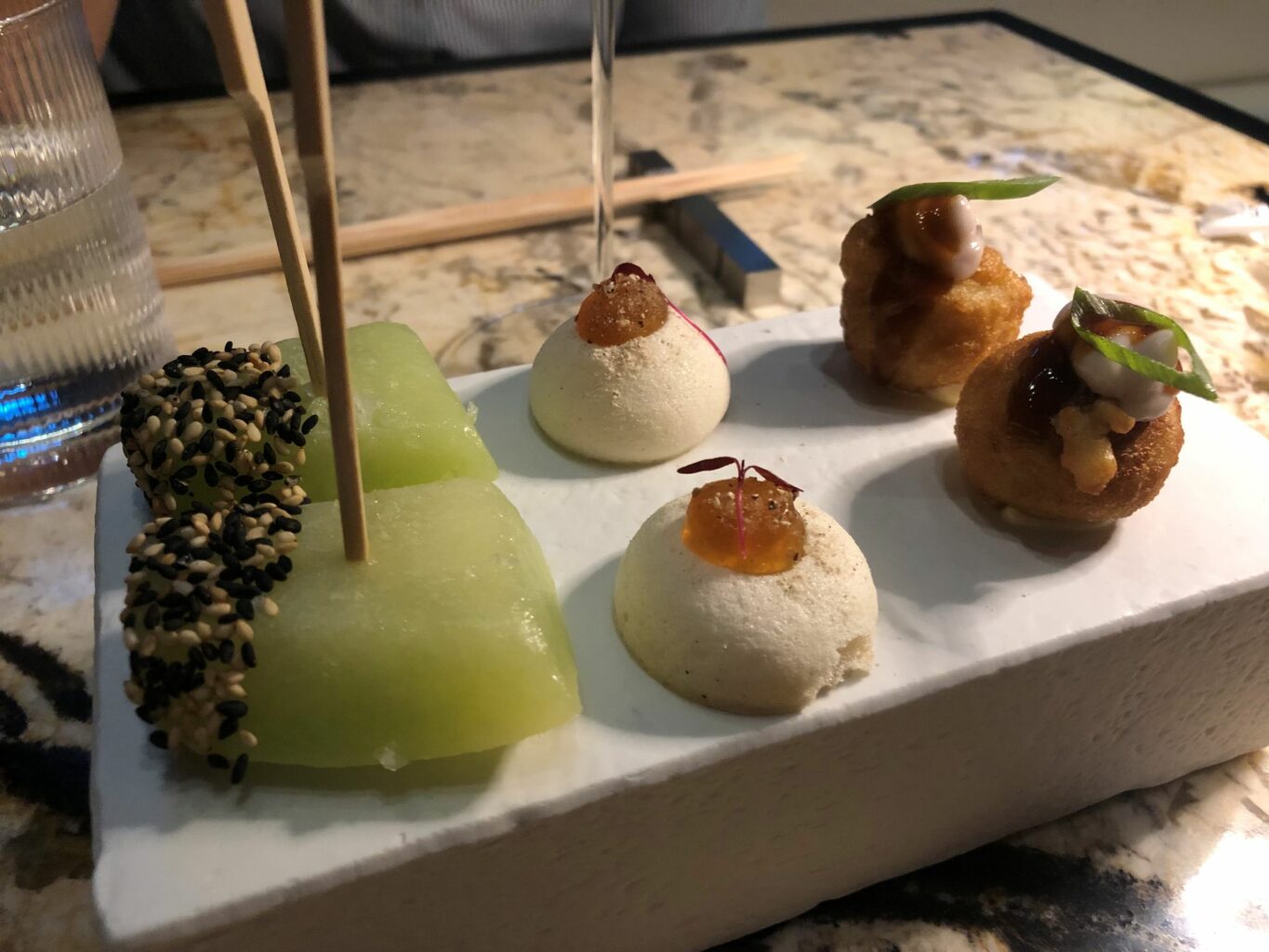 Tsukune: Polpettina fritta con polpo cipollotto con tonkatsu ( fermentato di soia e verdure)
Meringa salata con polvere di funghi shijtake
Barattiere marinato in aceto di riso con sesamo bianco e nero e sale.