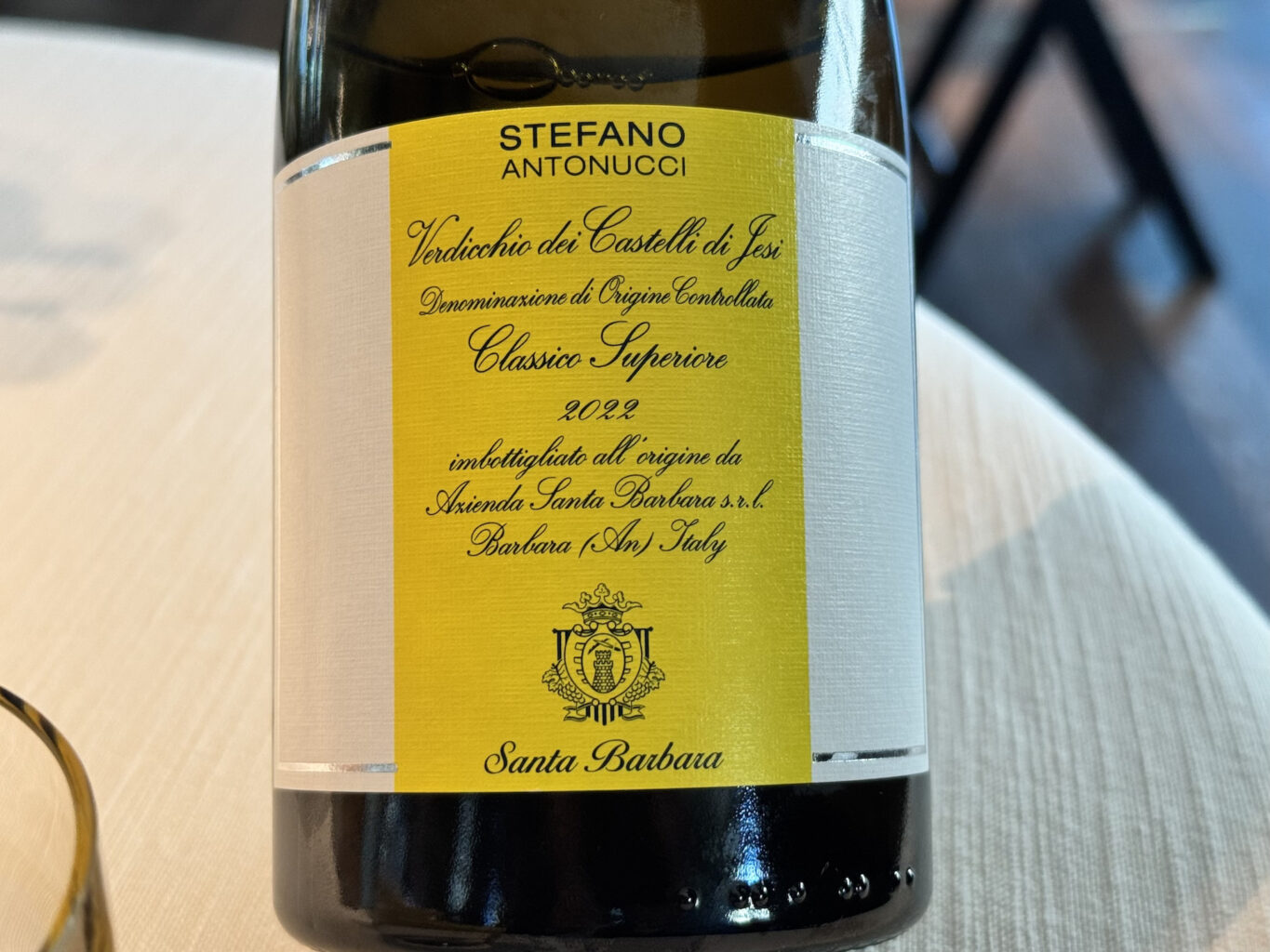 Una personalissima interpretazione di Verdicchio, sapido, equilibrato e piacevolmente levigato.