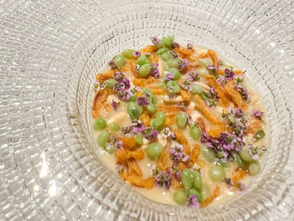 Asparago bianco, pandan kadhi e brodo di anice del ristorante Trésind Studio.