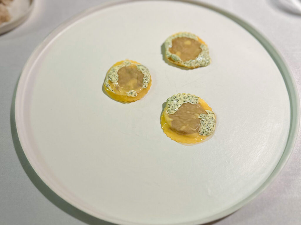 Ravioli ripieni di bollito di lingua, sambuco, maionese al dragoncello.