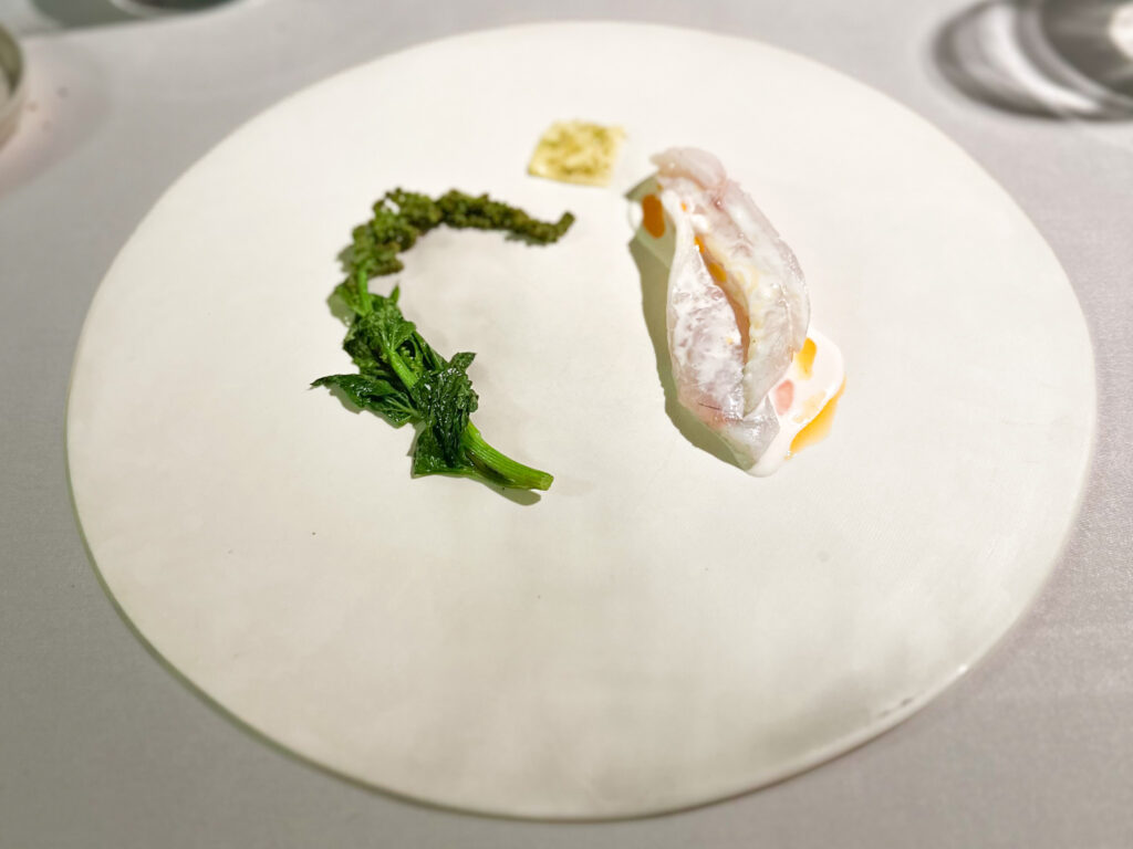 Pescato del giorno, limone, radicchio di montagna.