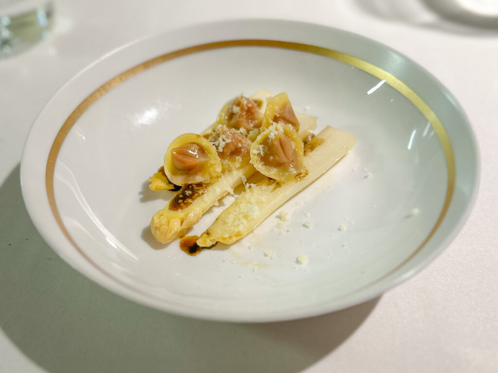 Asparago bianco, ravioli di prugna e formaggio di fossa.