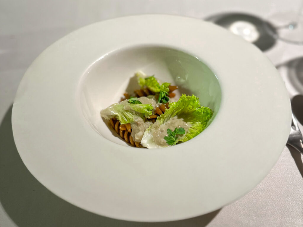 Fusilli, lattuga romana, ostrica e ruta.