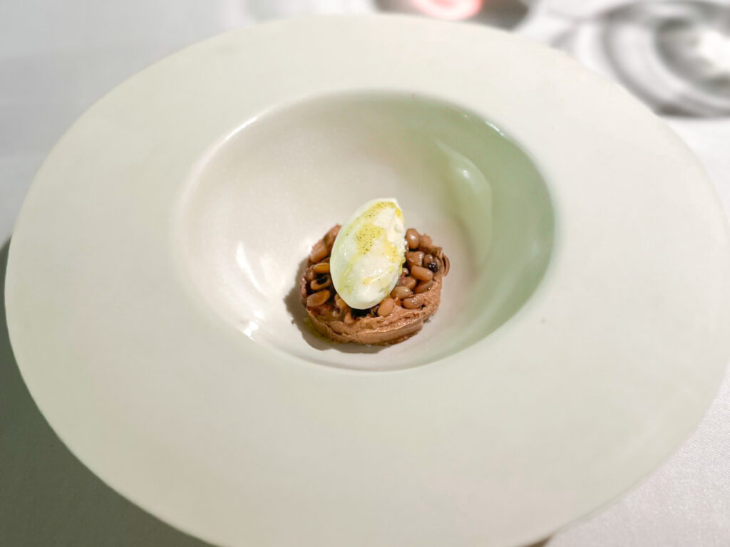 Zuppa di fagioli dell’occhio, nespola, carruba e rosmarino del Ristorante l'Argine a Vencò.