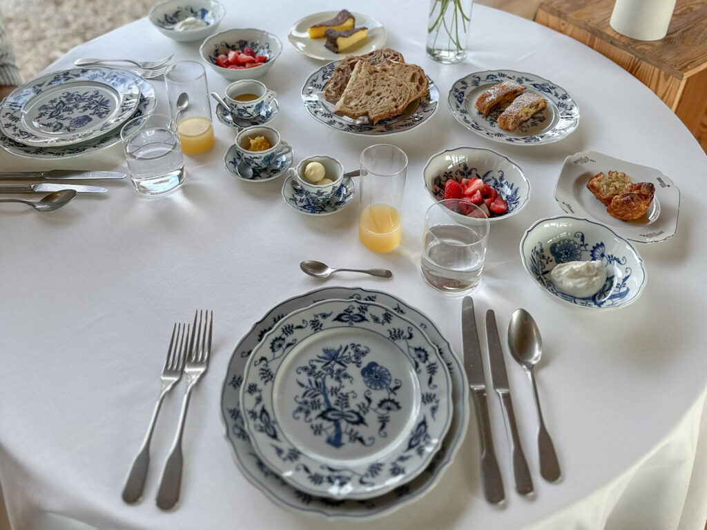 Tavola imbandita per una colazione di grande qualità ed eleganza.