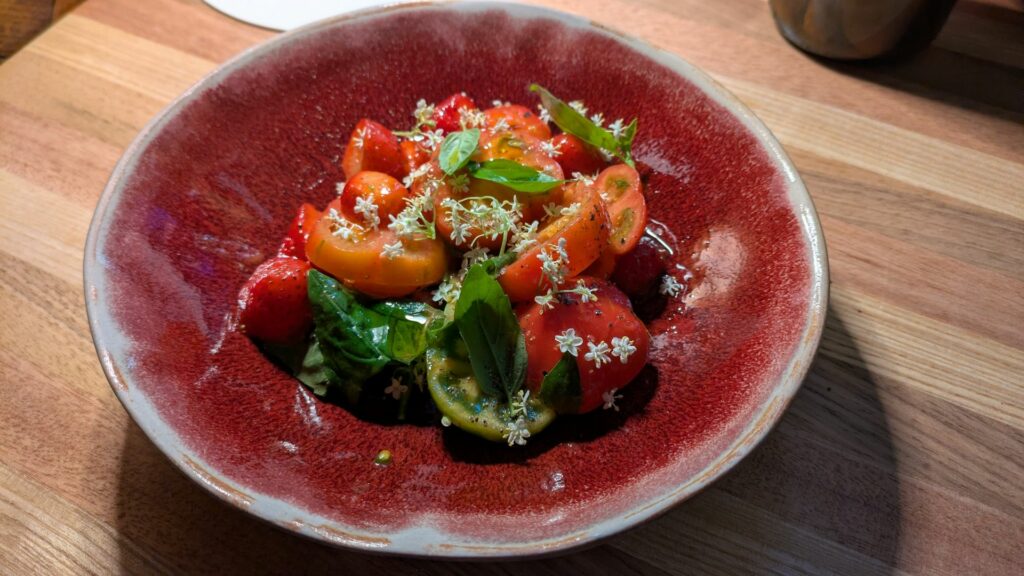 Fragole, pomodoro costoluto e Tabasco verde del ristorante Consorzio.