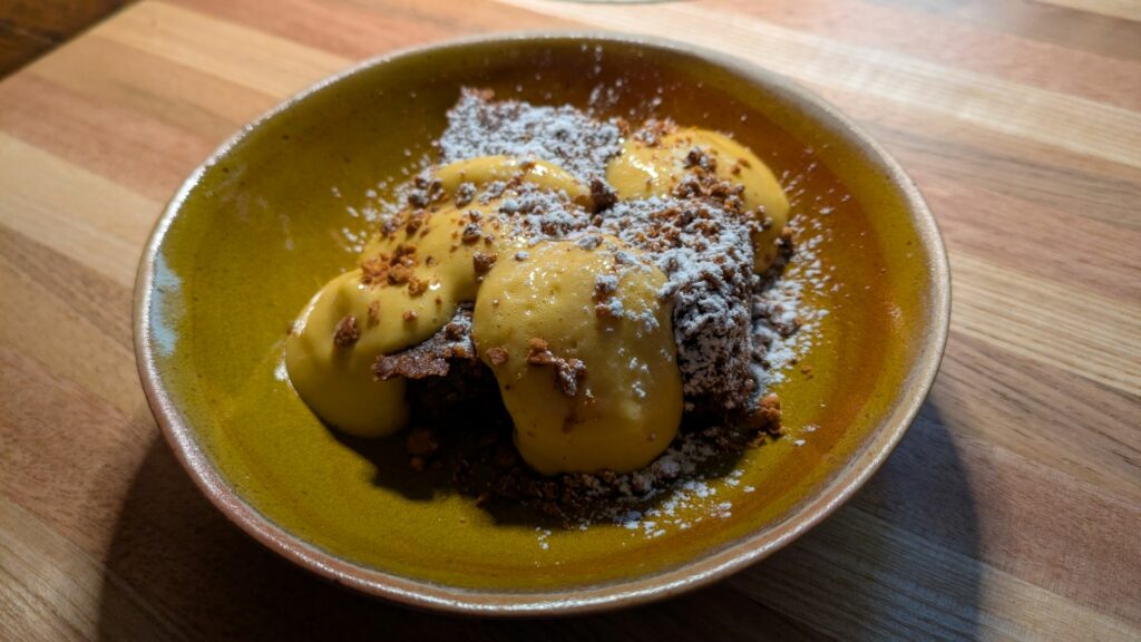 Torta di nocciole e zabaione al Marsala del ristorante Consorzio.