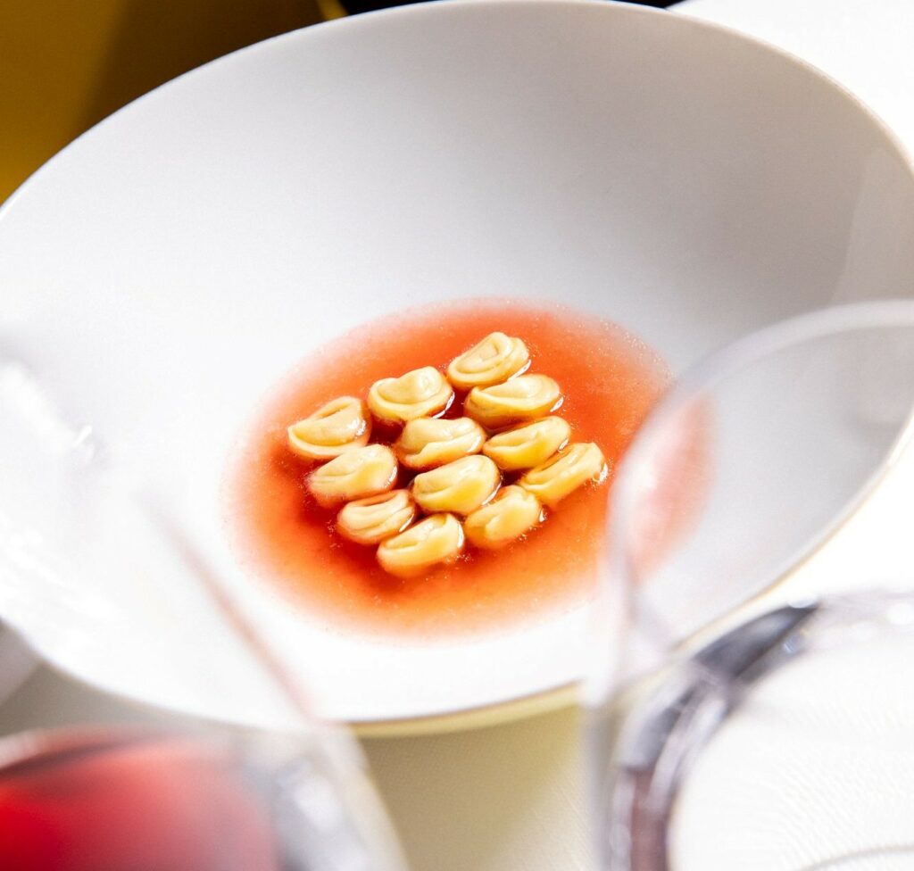 Enzo: tortellini ripieni di anguilla laccata alla Saba.
