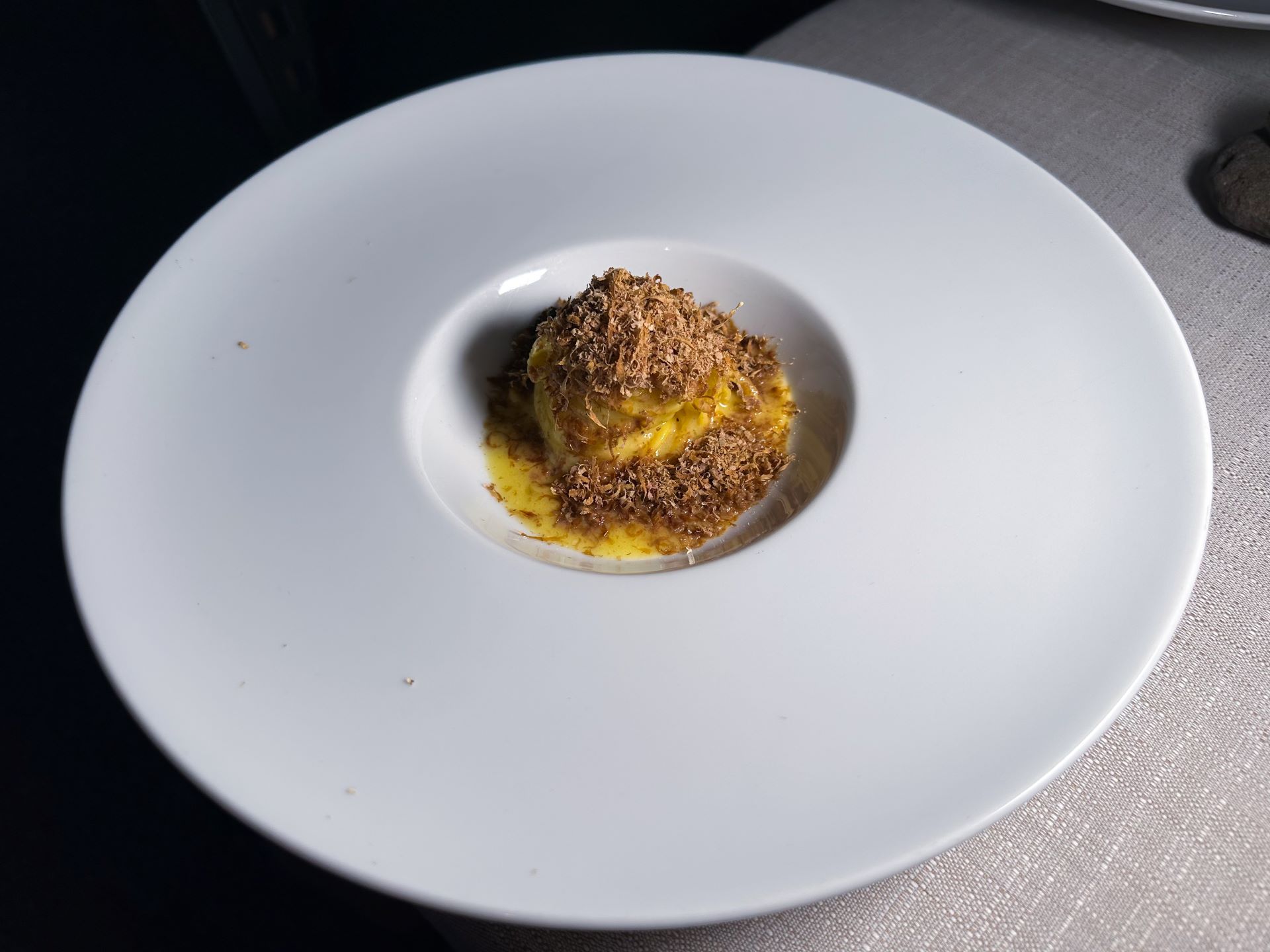 Spaghetto fatto in casa, cotto nel siero, burro e pepe, bottarga di fegato dell'agriturismo Ferdy.