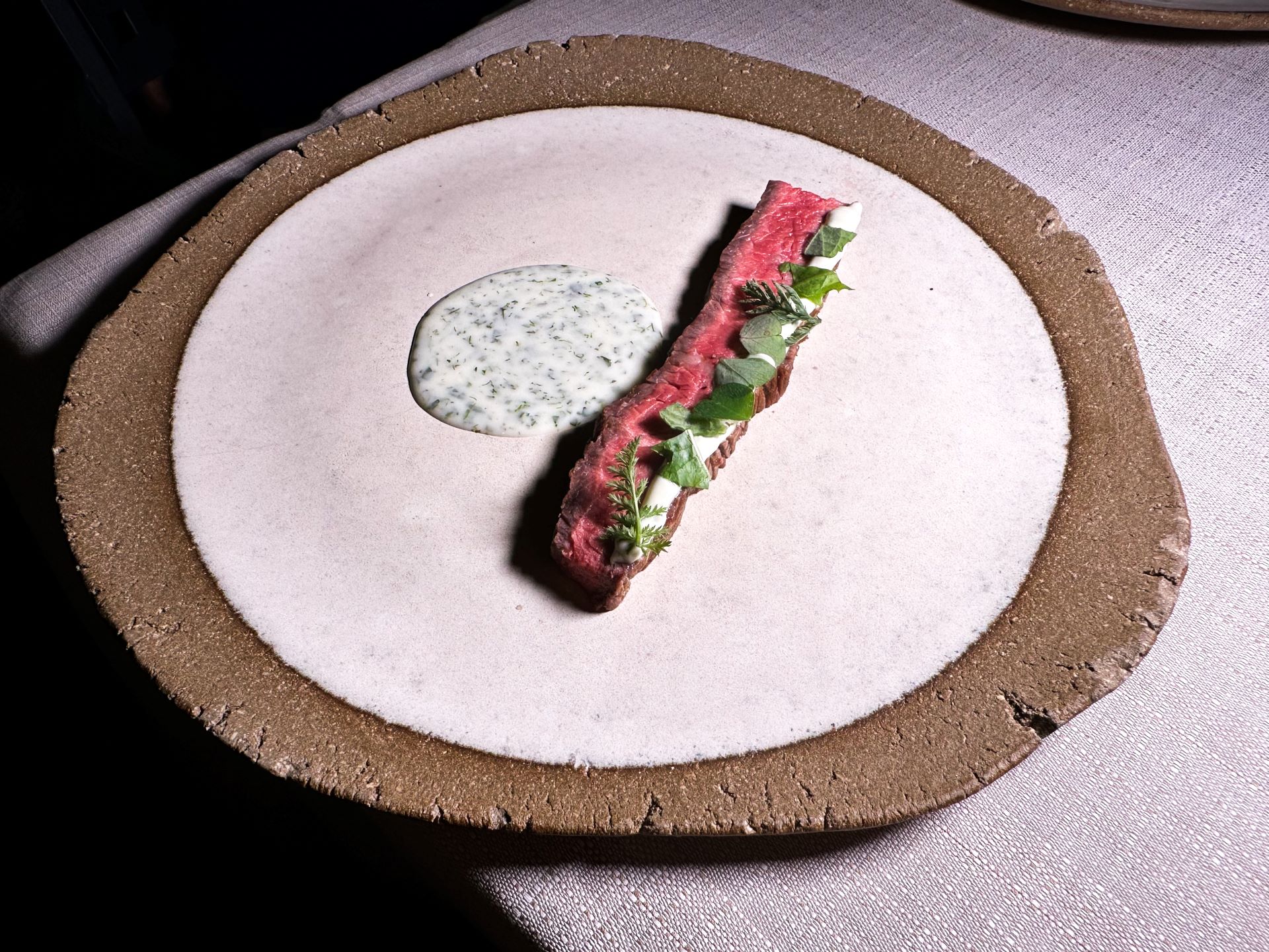 Costata Dry aged frollata 60 giorni, cotta al kamado, accompagnata da yogurt ed erbe.
