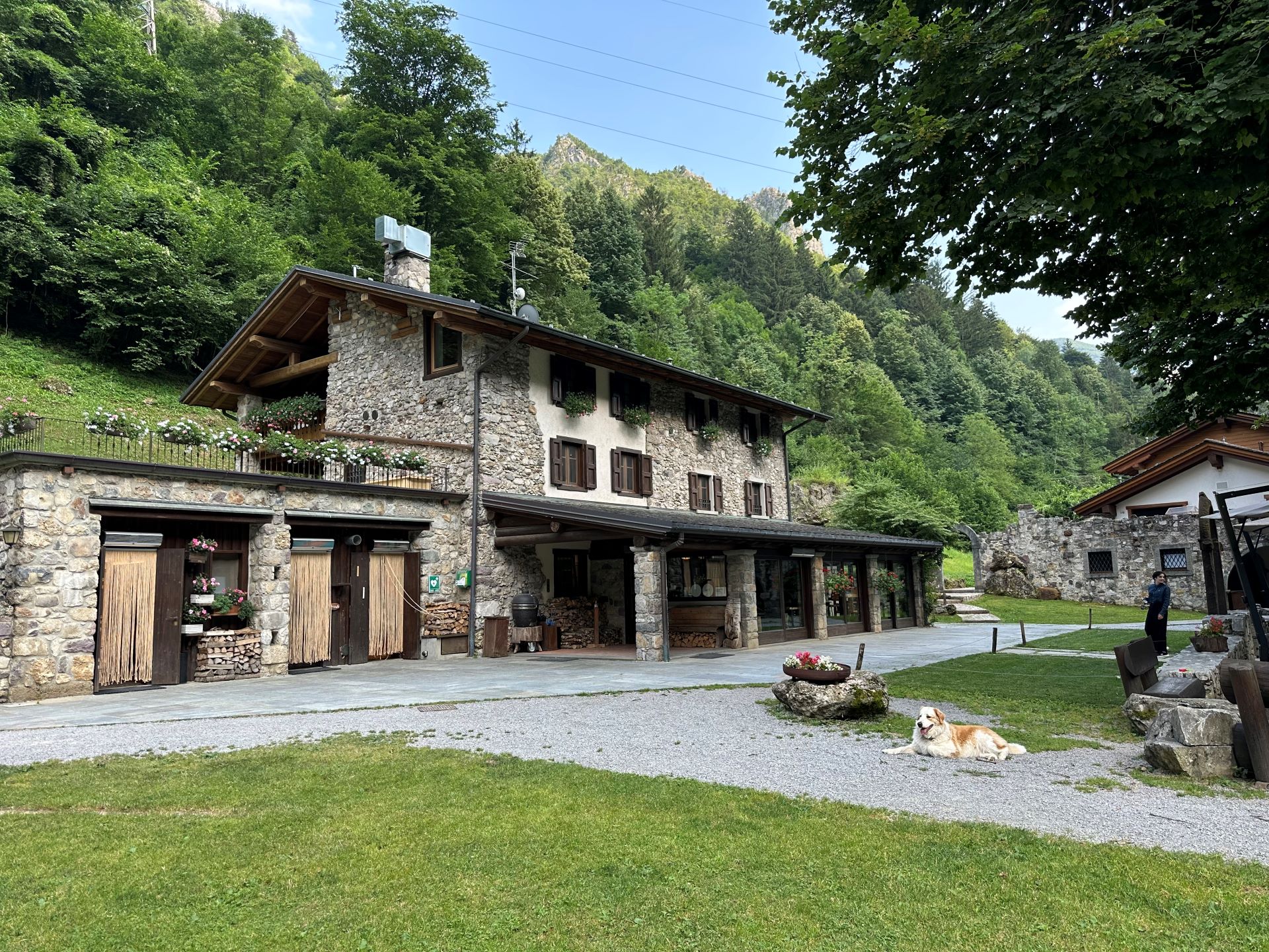 Esterno struttura ristorativa dell'agriturismo ferdy