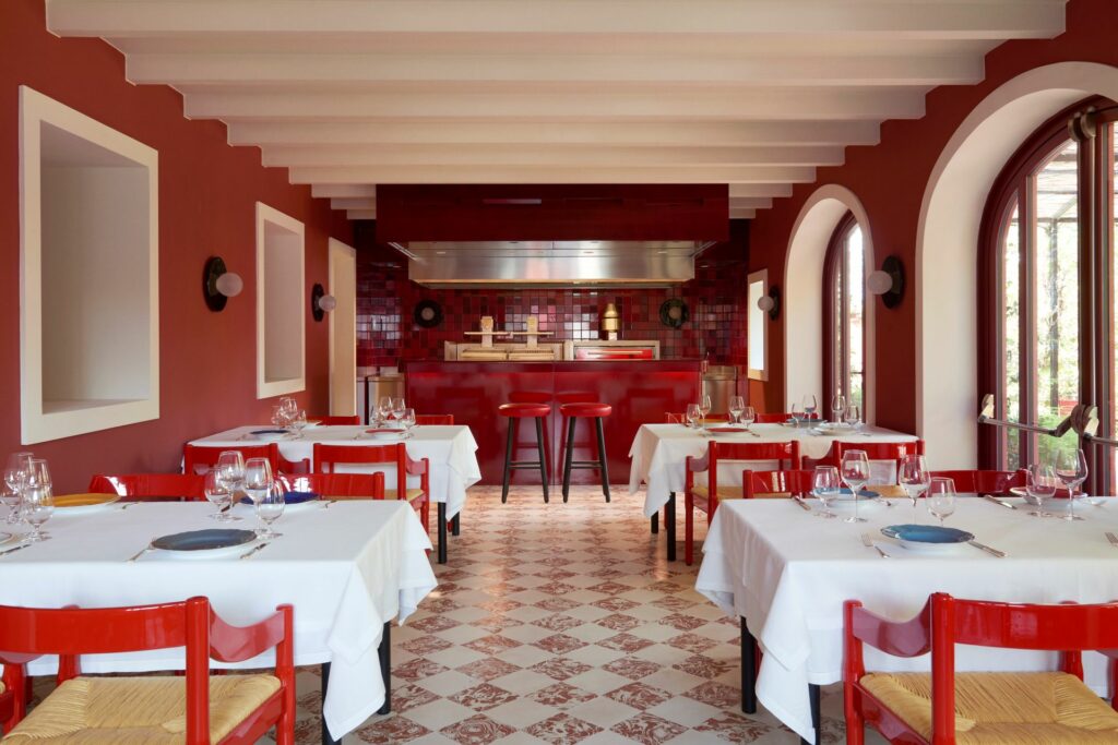Gli interni del ristorante Cavallino di Maranello.