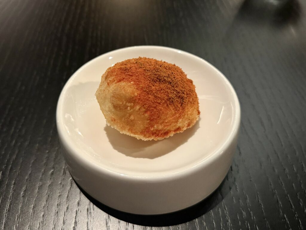 Pizza fritta con polvere di pomodori del ristorante Idylio.