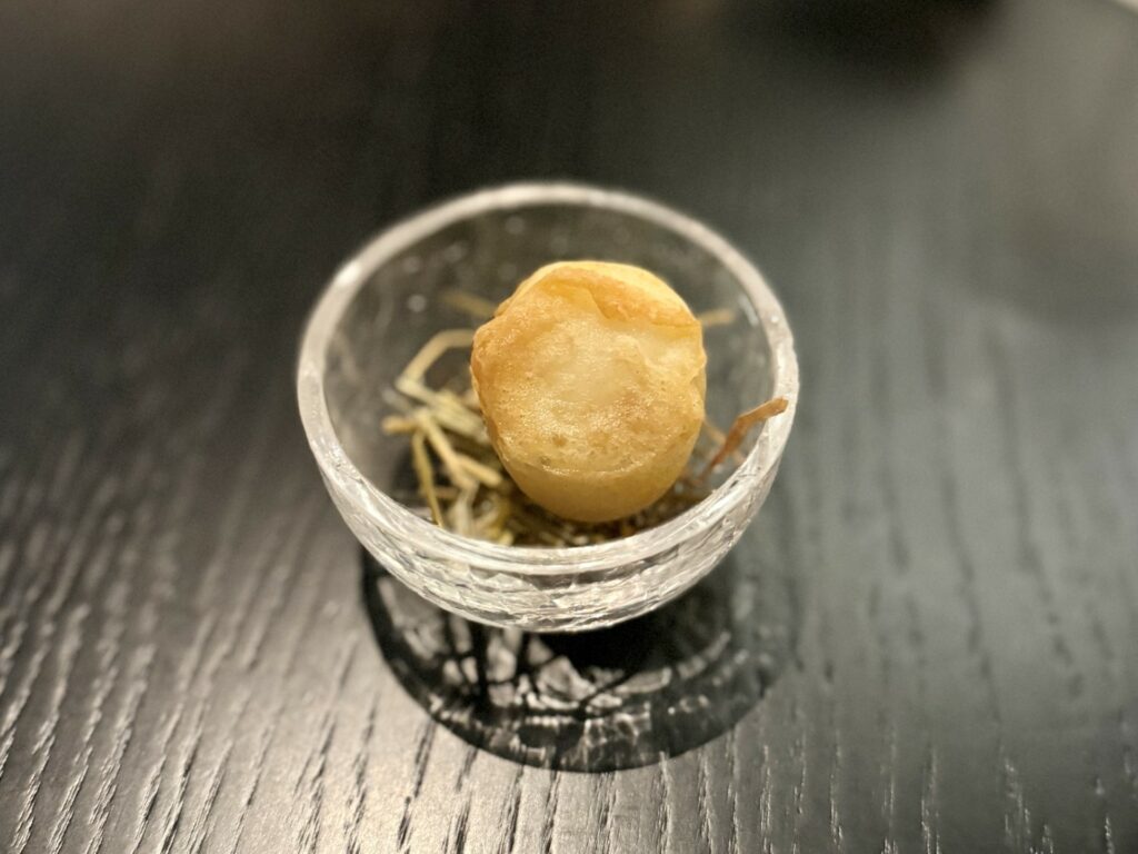 Uovo di quaglia marinato alla soia in tempura.