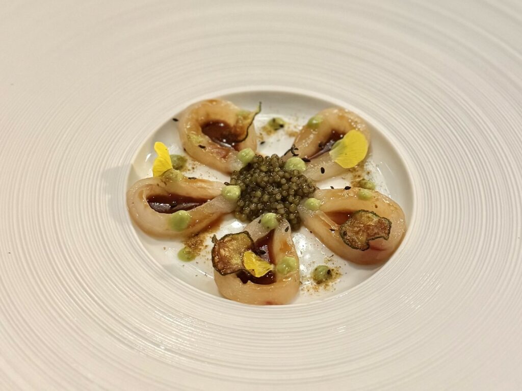 Tracina alla scapece, anice nero e caviale.