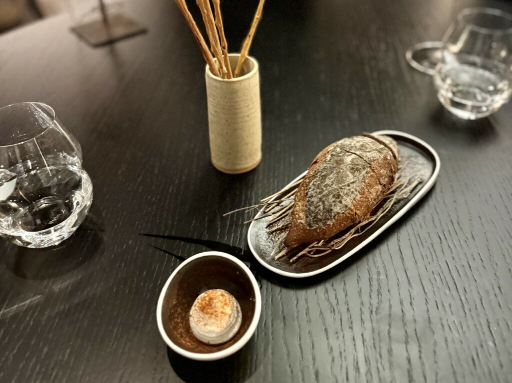 Il servizio del pane del ristorante Idylio, con la spuma di burrata in sostituzione del burro.