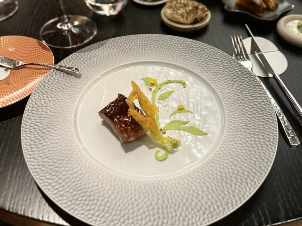 Agnello al tamarindo, verdoni e fave.
