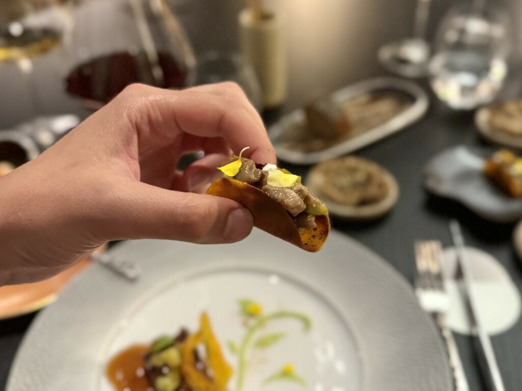 Dettaglio del tacos di carota con pancia di agnello.