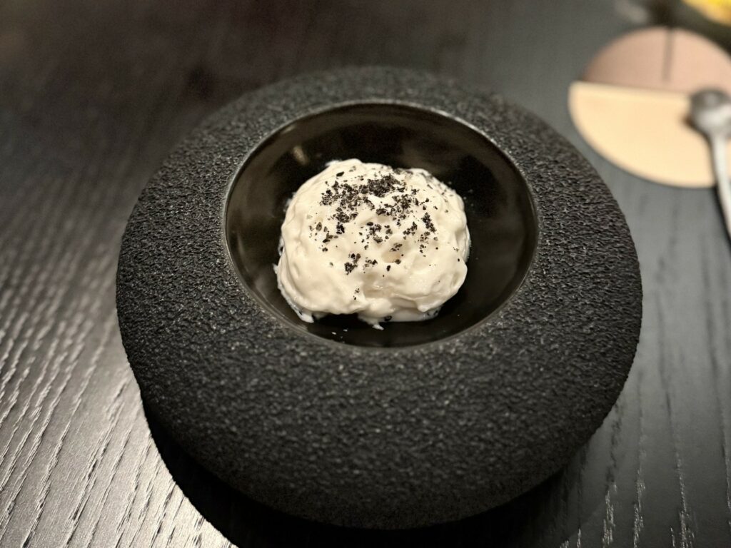 Pre dessert del ristorante Idylio: gelsi, mandorle e capperi del ristorante Idylio.